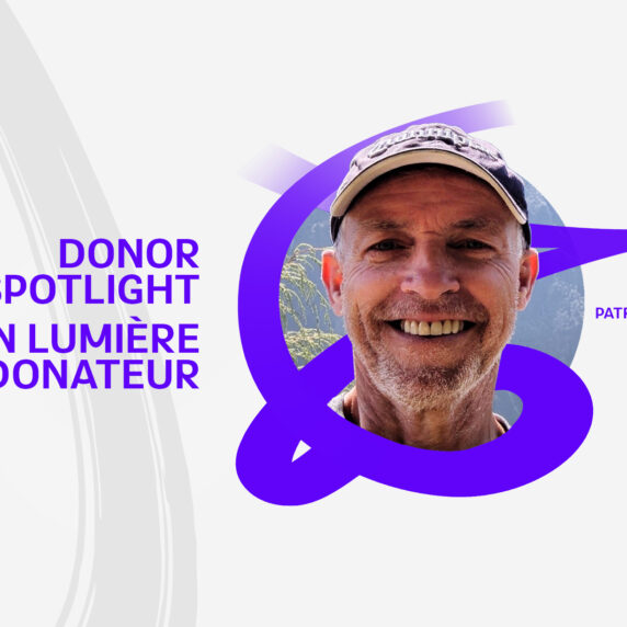 Portrait du donateur Patrick Jarvis souriant, présenté dans un visuel dynamique avec le titre « Donor Spotlight » et sa traduction française « Mise en lumière d’un donateur ». L’image comprend des éléments graphiques violets et son nom est indiqué.