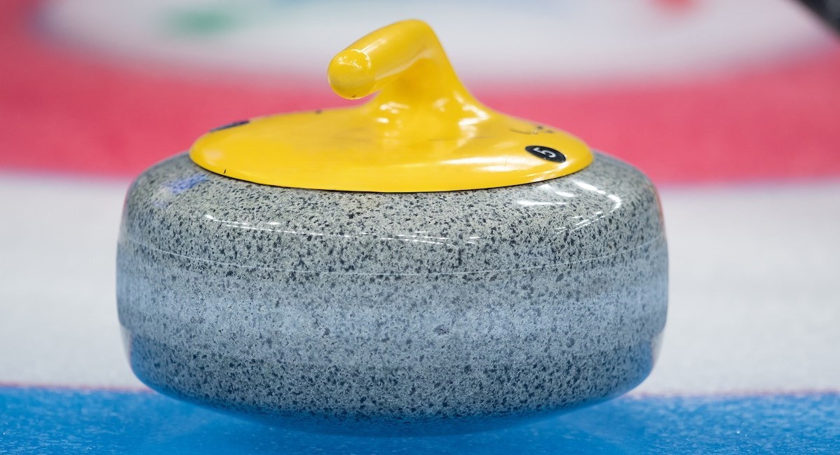 Photo en gros plan d'une pierre de curling sur la glace