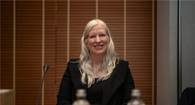 Chelsey Gotell posant assise et souriant à la caméra