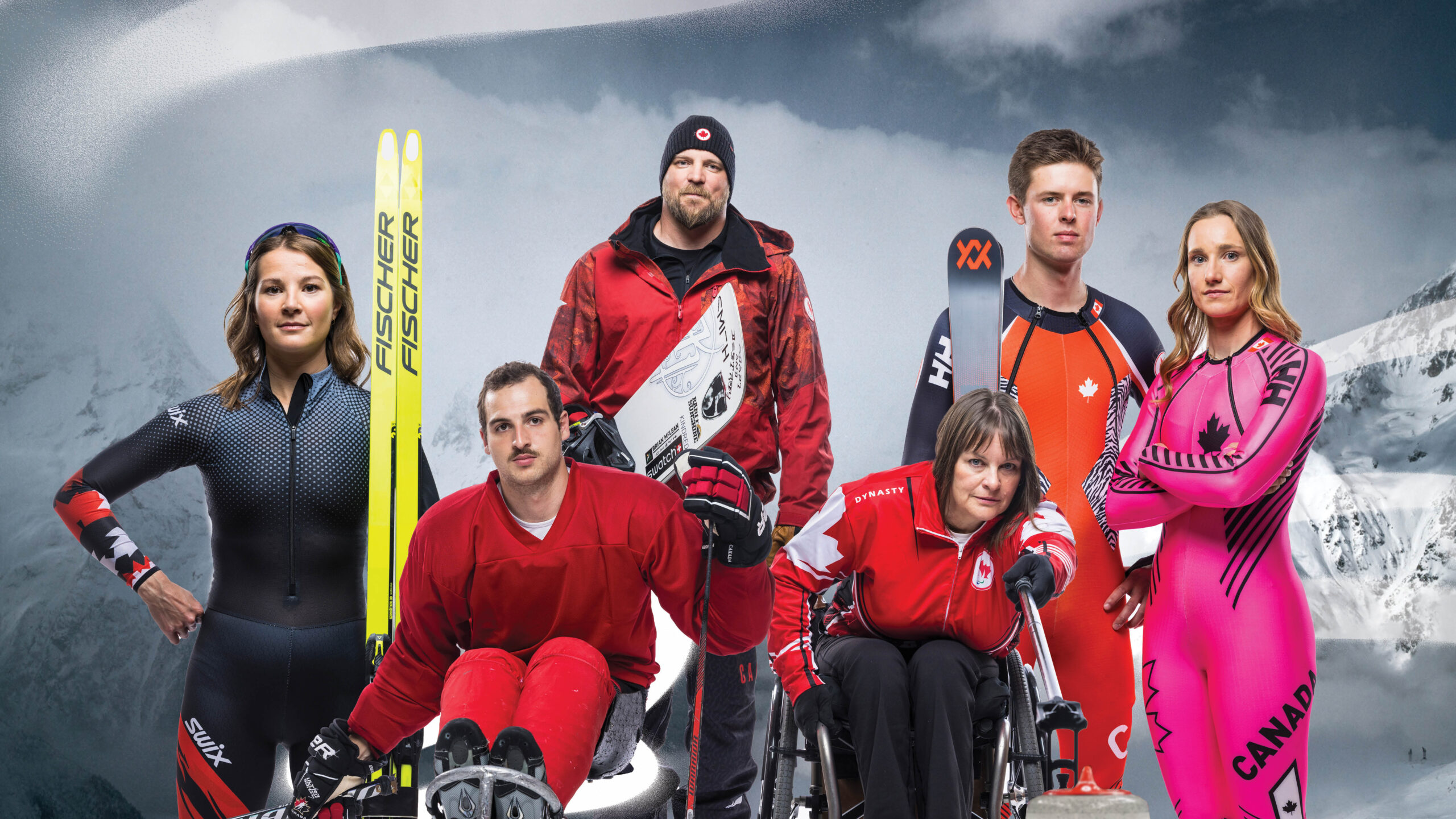 Des athlètes paralympiques de différents sports d’hiver posent ensemble devant un décor de montagnes représentant Milano Cortina.
