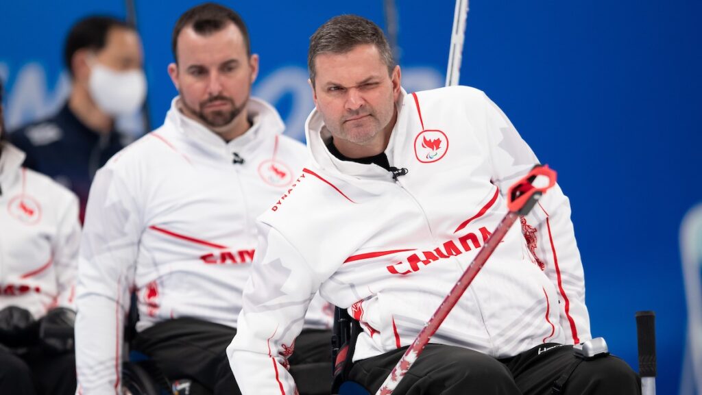 Mike Ideson regardant la glace pendant la compétition