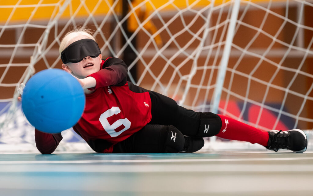Un joueur de goablball plongeant pour récupérer un ballon
