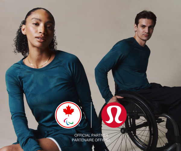 Deux mannequins portant le logo CPC x lululemon, avec la mention « partenaire officiel » en dessous