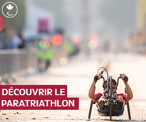 Photo d'un vélo assis accompagnée d'une légende indiquant « Découvrez le paratriathlon »