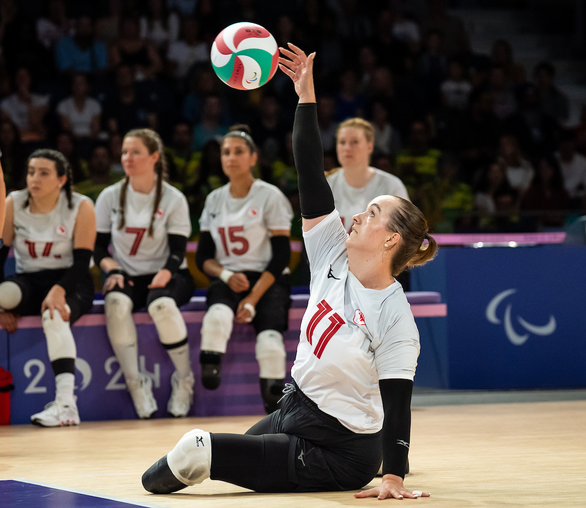 joueur de volley-ball assis en train de servir